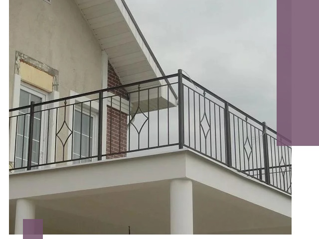 Изготовление балконных ограждений в Конаково из металла и стекла